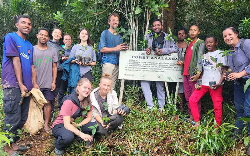UZINZO Besuch in Madagaskar 2025 Schüler:innen der Madagaskar AG und des Analasoa Clubs bei einem gemeinsamen Pflanzeinsatz im Regenwald von Madagaskar.