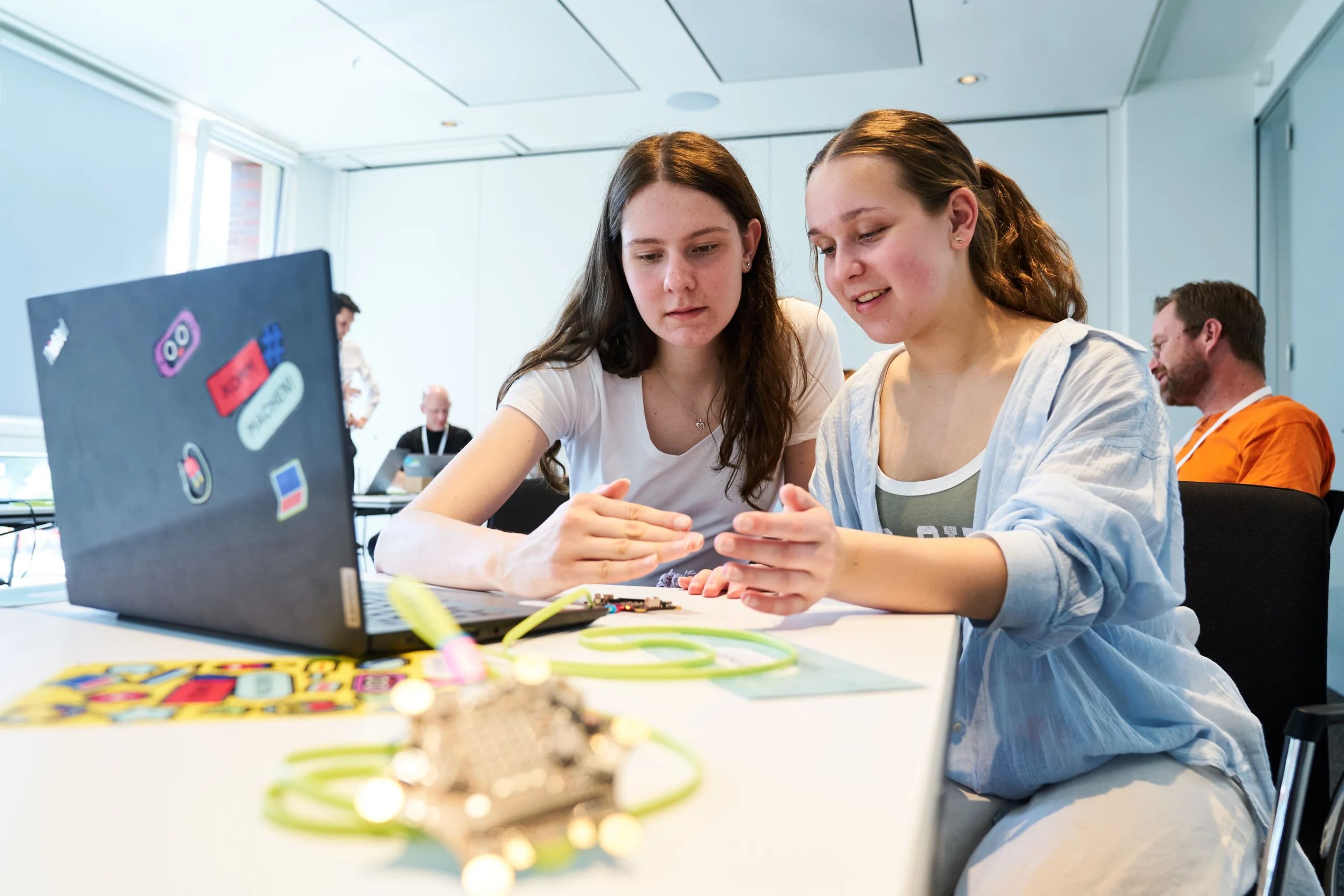 MINT-Programm "IT2School" der Wissensfabrik Schüler:innen der Madagaskar AG und des Analasoa Clubs bei einem gemeinsamen Pflanzeinsatz im Regenwald von Madagaskar.